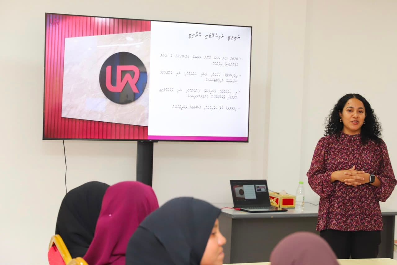 އާންމު ބޭނުންތަކުގެ ހިދުމަތްތައް ރެގިއުލޭޓުކުރުމާ ގުޅޭގޮތުން ޔޫ.އާރު.އޭ. އިން ކުރަމުންދާ މަސައްކަތްތަކާއި ދެމެހެއްޓެނިވި ގޮތެއްގައި އާންމު ބޭނުންތަކުގެ ހިދުމަތްތަކުގެ  ދާއިރާތައް ކުރިއެރުވުމާ ގުޅޭގޮތުން އާންމުންގެ ހޭލުންތެރިކަން އިތުރުކުރުމަށް ކުރެވެމުންދާ މަސައްކަތްތަކުގެ ތެރެއިން، ދ. ކުޑަހުވަދޫ ކައުންސިލާއި ގުޅިގެން އެ ރަށުގައި މައުލޫމާތު ސެޝަނެއް ބާއްވައިފިއެވެ