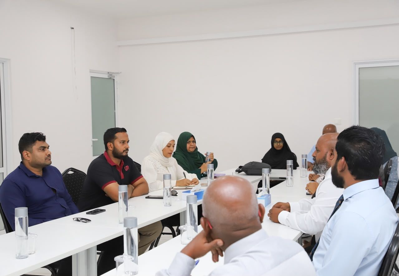 އާންމު ބޭނުންތަކުގެ ހިދުމަތްތަކާ ގުޅޭގޮތުން، ދ. ކުޑަހުވަދޫ ކައުންސިލުގެ އެދުމުގެ މަތިން އެ ކައުންސިލާއި އަންހެނުންގެ ތަރައްގީއަށް މަސައްކަތްކުރާ ކޮމިޓީ އާ ޔޫ.އާރު.އޭ. އިން ބައްދަލުކޮށްފިއެވެ.