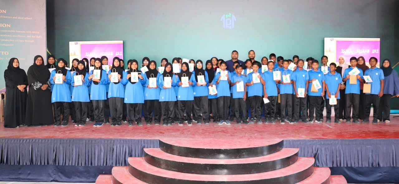 ޔޫ އާރ އޭގެ ފަރާތުން، ދ.އަތޮޅު ތައުލީމީ މަރުކަޒާ ގުޅިގެން، އާންމު ބޭނުންތަކުގެ ހިދުމަތްތަކާއި ގުޅޭގޮތުން، އެ ސުކޫލުގެ ގްރޭޑް 7 ގެ ދަރިވަރުންނަށް އަމާޒުކޮށްގެން މައުލޫމާތު ސެޝަނެއް ވަނީ ކުރިއަށްގެންދެވިފައެވެ